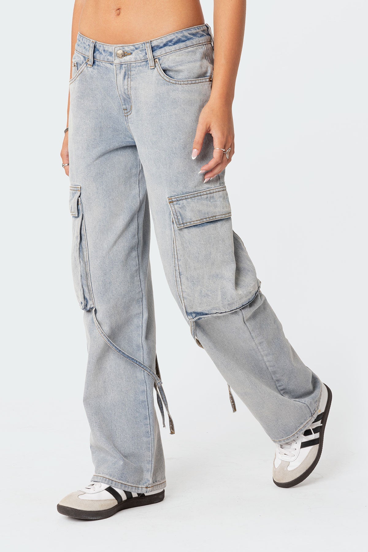 ג'ינס רחב בגזרה נמוכה